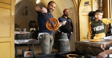 حلويات ومخللات.. أجواء رمضانية فى البلدات الفلسطينية