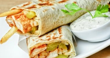 منيو إفطار يوم 21 رمضان .. طريقة عمل سندوتشات بطاطس بالعيش الشامى والتومية