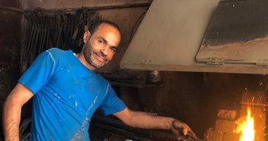 بيلين الحديد.. "وليد" حداد بالوراثة منذ 37 عاما.. ورث المهنة وهو فى الثامنة من عمره.. بمهارته أبدع فى ترويض الحديد وتشكيله بالنار.. ويؤكد: المهنة عمرها قصير وأى حرفى ميقدرش يستغنى عنها.. صور