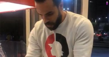 طعمه حكاية.. محمد الحلواني هيبهرك بطريقة صناعة رول الآيس كريم (لايف)