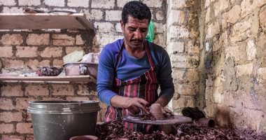 مصر الحلوة .. ورش صناعة الفخار قبلة زوار قرية تونس .. صورة