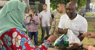 نجوم الخير.. موسيماني يوزع "شنط رمضان" على أهالى إسطبل عنتر قبل مواجهة الرجاء