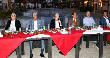 محافظ جنوب سيناء يتناول الإفظار مع عمال النظافة بمدينة شرم الشيخ.. صور