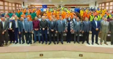 محافظ البحيرة يكرم 150 عامل نظافة لإخلاصهم وتفانيهم فى العمل.. صور