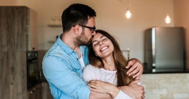 6 أشياء لا تفعلها المرأة إلا إذا كانت تحبك حقًا .. بتسمعك وبتحتويك
