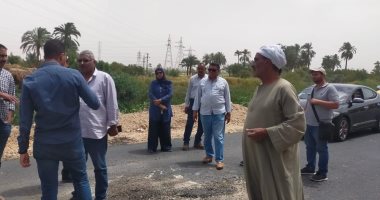 لجنة للمرور على رصف الطريق الزراعى الغربى بالأقصر.. صور