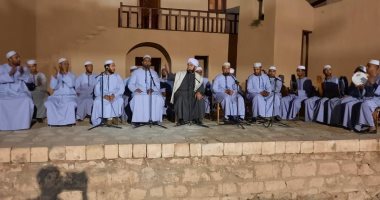صور.. فرقة السباعية للإنشاد الديني تجذب جماهير ثقافة حسن فتحى بالأقصر