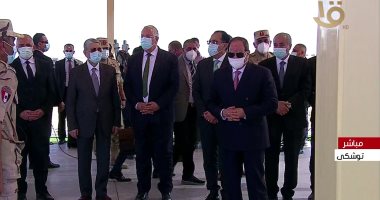 الرئيس السيسي يستمع لشرح تفصيلى عن معدات حصاد القمح فى توشكى