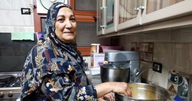 "يا كحك العيد يا بسكويت".. أم مروة تبدع فى صناعة كل أنواع حلويات ومأكولات العيد.. فيديو