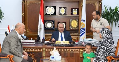 قيادات محافظة قنا يبحثون 23 شكوى خلال استقبالهم المواطنين اليوم