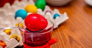 إزاى تلونى البيض بطريقة طبيعية فى شم النسيم؟.. حضرى بصل وكركم