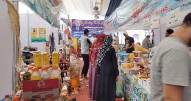 الأرز والسكر بـ10 جنيهات.. تزايد إقبال المواطنين على معارض أهلا رمضان.. فيديو