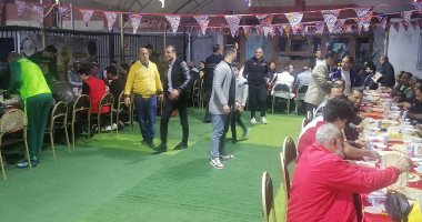 رمضان بيحب اللمة.. أهالي بورفؤاد ينظمون مائدة سحور داخل ملعب كرة قدم "لايف" 