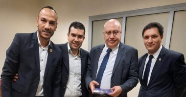 ضبط راكبة أجنبية بمطار القاهرة حاولت تهريب 4 كيلو من الكوكايين المخدر