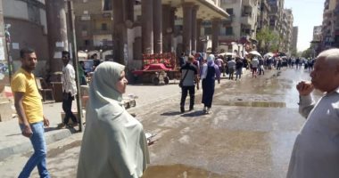 رئيس حى حلوان تشن حملة لنظافة ورفع الإشغالات بمحيط محطة المترو.. صور