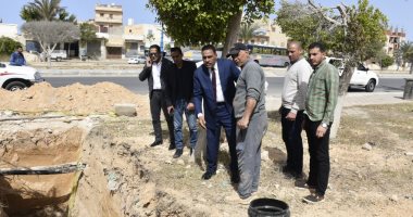 محافظ مطروح يتفقد أعمال حفر وربط خط شبكة المياه بالمنطقة الرابعة.. صور