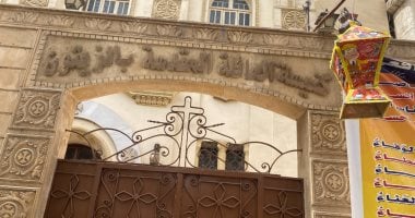 كنيسة العائلة المقدسة للأقباط الكاثوليك بالزيتون تحتفل بشهر رمضان مع المسلمين.. تعليق الفانوس ومقولات الإمام الشافعى على أسوار الكنيسة.. والأب أغسطينوس موريس: الله جعل صيام رمضان مع الصوم الكبير لنشعر بالمحبة