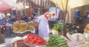 الطماطم والجوافة بـ10 جنيهات والبرتقال بـ5.. جولة فى أسواق أسوان.. صور