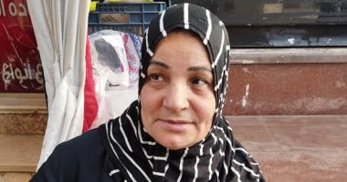 فاكهة الصيف حلاوة وعافية.."أم آية" بيتها مفتوح من التوت بقاله 20 سنة (فيديو)