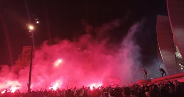 جماهير باريس سان جيرمان تحتفل خارج حديقة الأمراء بعد التتويج بالدوري الفرنسي