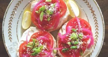 سحور يوم 23 رمضان.. طريقة عمل توست الجبن بالطماطم
