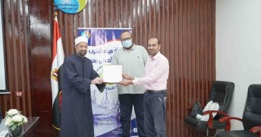 شركة مياه سوهاج تكرم العاملين وأبناءهم من حفظة القرآن الكريم.. صور