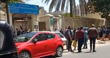 نظرة أخيرة على ست الحبايب..دموع سمية الخشاب فى وداع جثمان والدتها (فيديو)