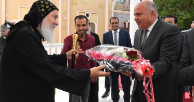 محافظ قنا يختتم زيارات تهنئة عيد القيامة المجيد بمطرانية قنا.. صور