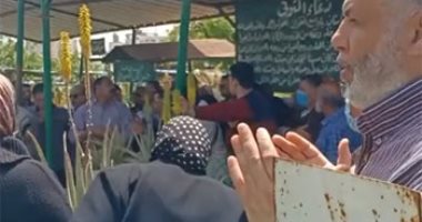 سمية الخشاب تنهار على القبر لحظة دفن والدتها ونظرة وداع أخيرة.. فيديو