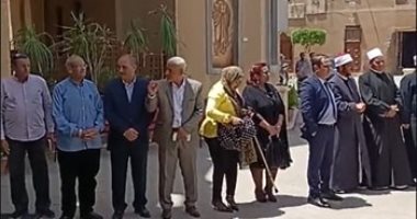 محافظ بنى سويف ومئات من الأهالى يتوافدون على الكنائس والأديرة للتهنئة بعيد القيامة