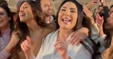 فركش.. أبطال مسلسل "يوتيرن" يحتفلون بانتهاء التصوير بتورتة ضخمة.. فيديو