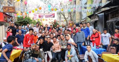 "مؤمن" جمع أهالى منطقته على مائدة إفطار رمضان عشان يقرب الجيران لبعضيها