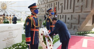 الرئيس السيسي يضع أكاليل الزهور على النصب التذكارى لشهداء القوات المسلحة.. صور