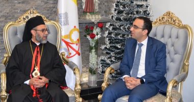 نائب محافظ الإسماعيلية يزور كنائس المحافظة لتهنئة الأقباط بعيد القيامة المجيد