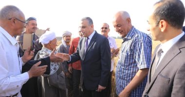 محافظ سوهاج يشهد بدء موسم حصاد القمح لعام 2022.. صور
