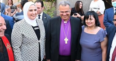 وزيرة التضامن تزور الكنيسة الإنجيلية للتهنئة بعيد القيامة المجيد.. صور