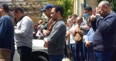 سمية الخشاب تودع أمها.. صلاة الجنازة على والدة الفنانة بالإسكندرية (فيديو)