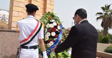 محافظ شمال سيناء يضع إكليل الزهور على قبر الجندى المجهول