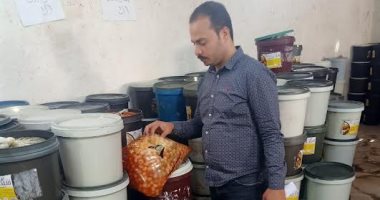 ضبط 100 طن مخلل بدون ترخيص و100 طن أسمدة وغلق 7 منشآت بالبحيرة