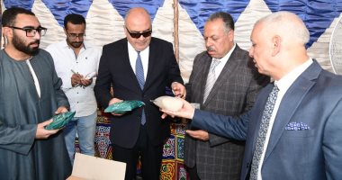 سيرا على الأقدام..محافظ قنا يجرى جولة بقفط ويفاجئ أسواق السلع الغذائية (صور)