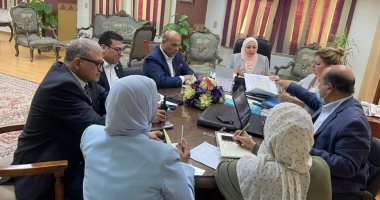 نائبة محافظ القاهرة تناقش خطة تطوير حى المعادى ومواجهة الإشغالات والتكاتك
