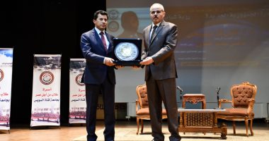 وزير الشباب والرياضة فى حوار مفتوح مع شباب جامعة قناة السويس
