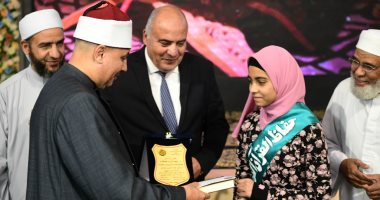 محافظ قنا يكرم 100 فائز من حفظة القرآن الكريم