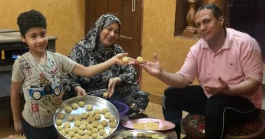 الأسرة اتجمعت لعمل كحك العيد.. "ستات المنصورة بيخبزوا أحلى كحك وبسكويت"