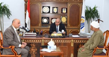 محافظ قنا يواصل استقبال المواطنين لبحث شكاواهم