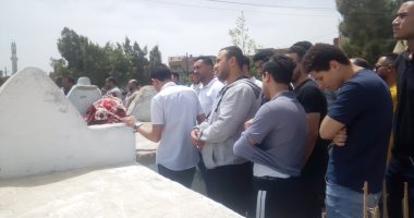 ادعوا لهم بالرحمة.. أهالى 5 شباب رحلوا بحادث كفر الشيخ يودعون الجثامين مثواها الأخير.. لايف