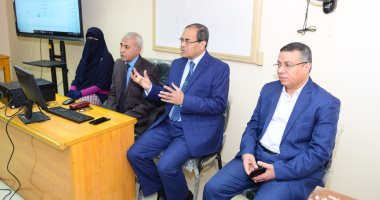 رئيس جامعة سوهاج يشهد فاعليات دورة إدارة الخدمات الإلكترونية لشئون الطلاب.. صور