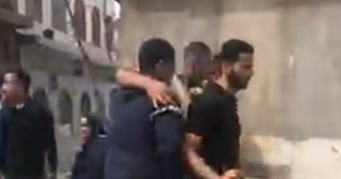 بكاء هستيرى من أصدقاء ضحايا حادث كفر الشيخ خلال دفنهم.. لايف