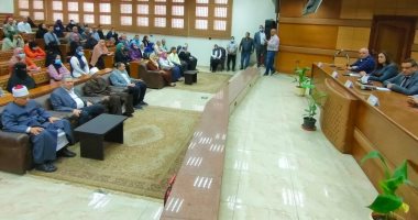 محافظ البحيرة يسلم شيكات لـ35 فتاة من المقبلات على الزواج