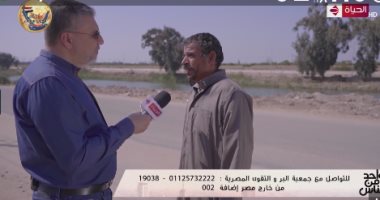 واحد من الناس يهدى مبلغ 5 آلاف جنيه لمواطن للمساعدة فى تجهيز ابنته